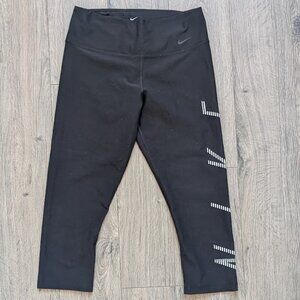 43🖤 Nike black Cropped Leggings size Medium🖤